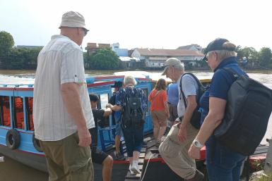 Tàu du lịch trên sông