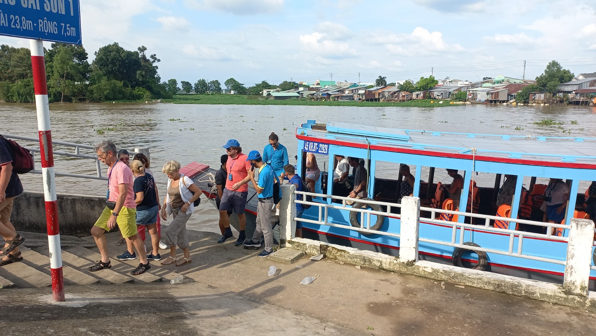 Tàu du lịch trên sông