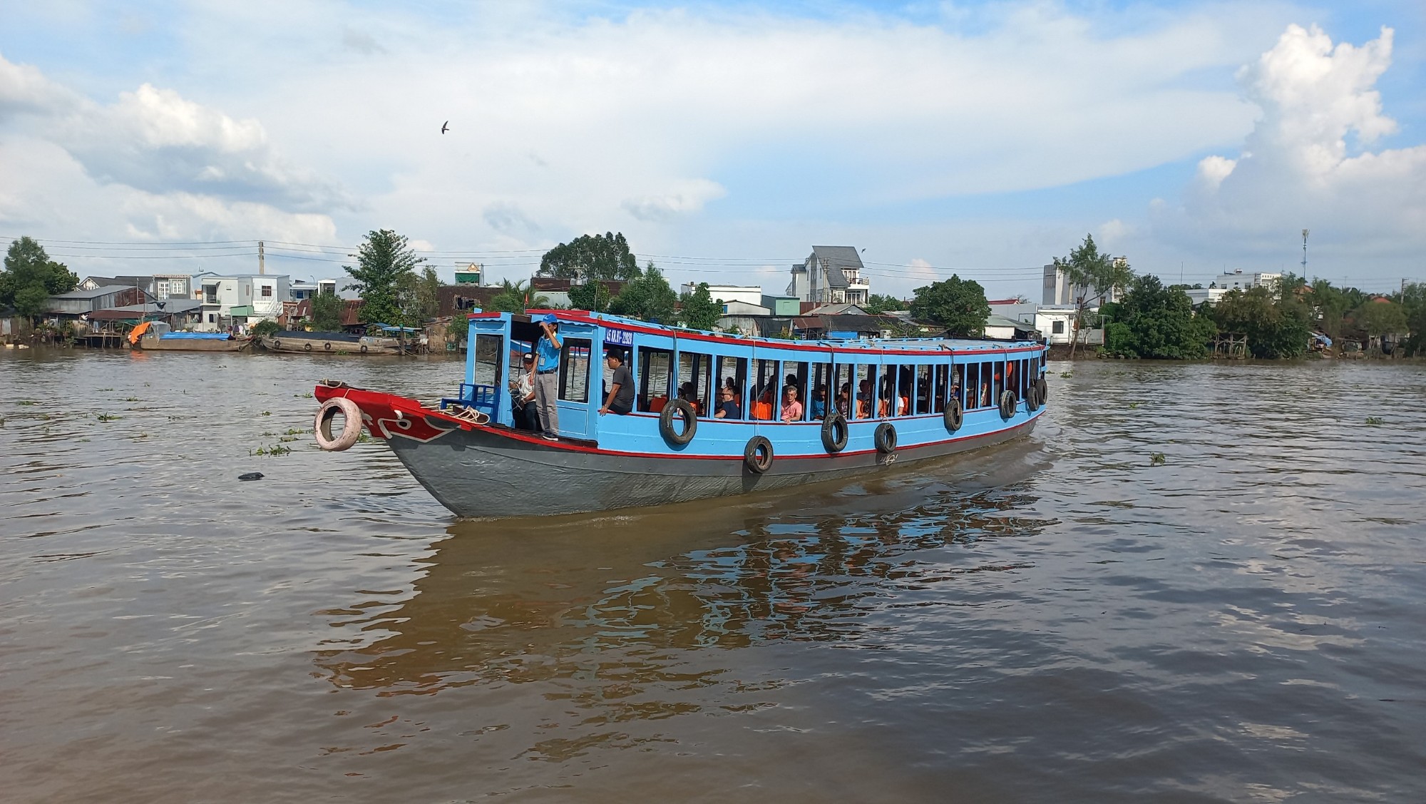 Tàu du lịch trên sông