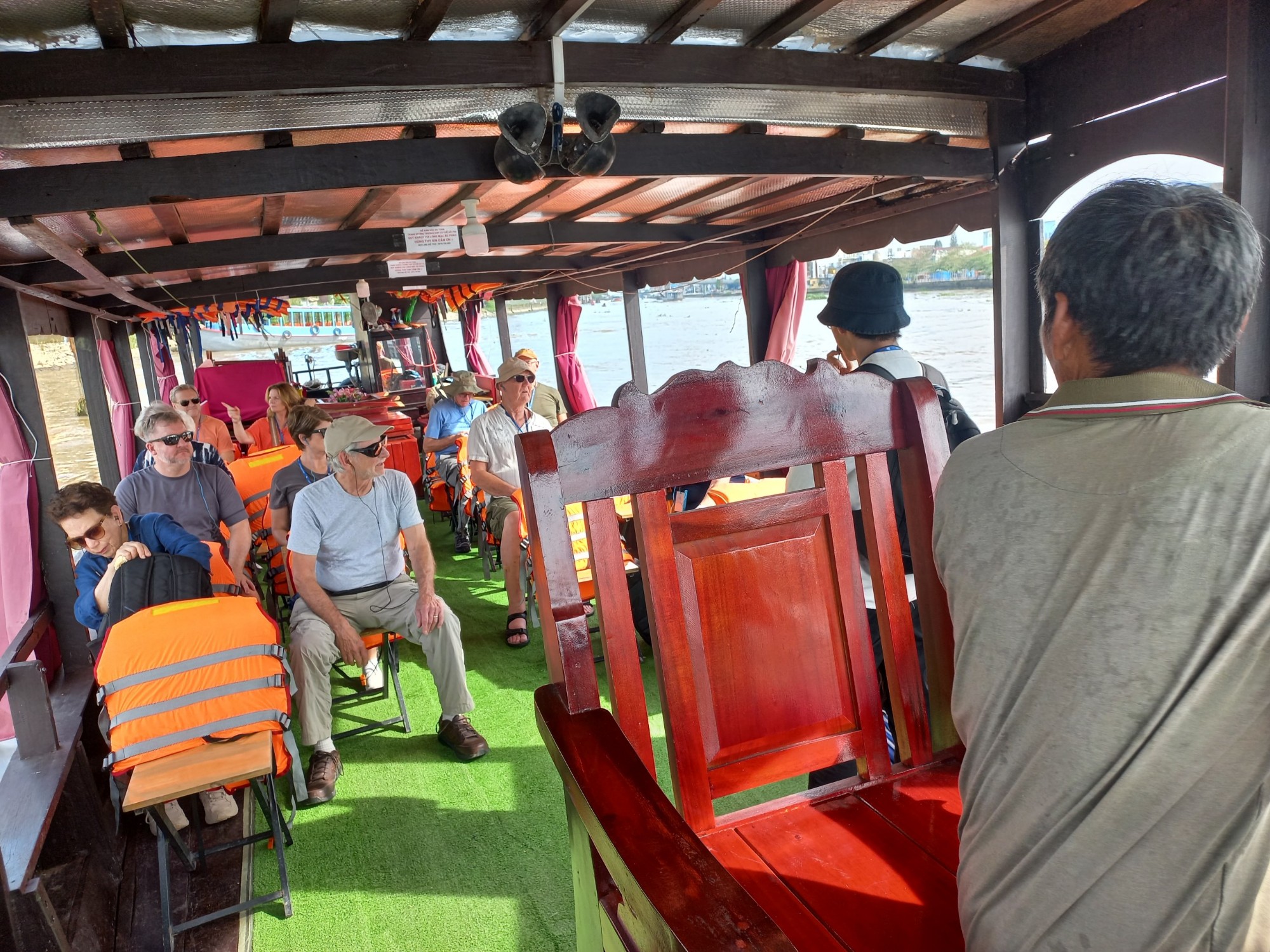 Tàu du lịch trên sông