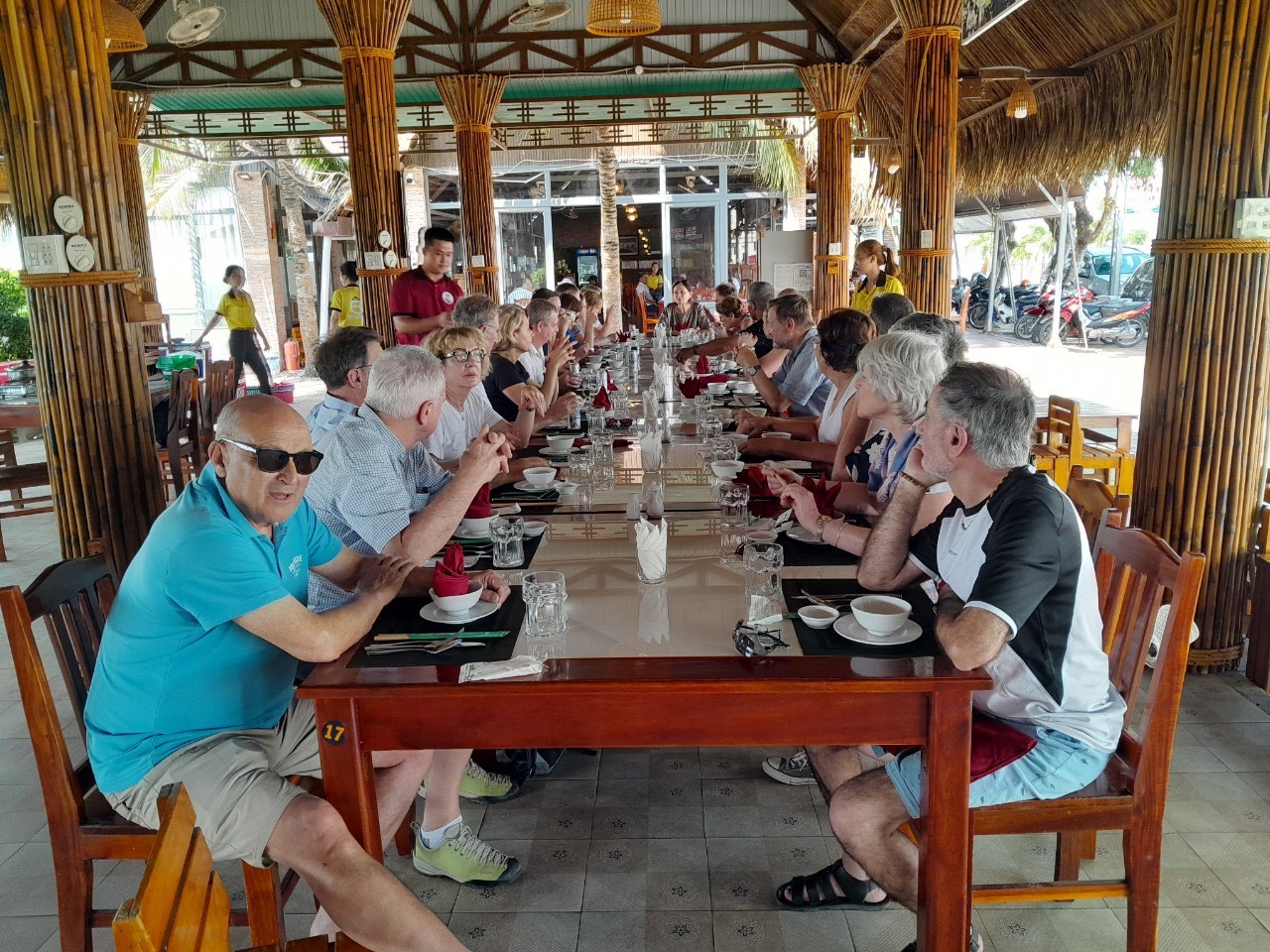 Đoàn khách quốc tế dùng bữa tại nhà hàng Hoa Ếch